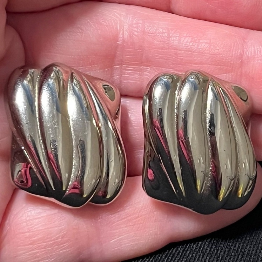 Vintage GJD Ribbed Shell Clip On Earrings Silver Tone Ginnie Johansen Designs